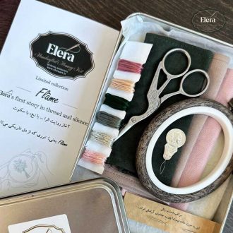 تصویر یک جعبه فلزی و ابزار وینتیج گلدوزی قیچی نخ سوزن و کارگاه گلدوزی یک کیت کامل برای خلق یک هدیه عاشقانه