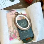 نمایی از کیت گلدوزی الرا با اقلام موجود که همگی در جعبه فلزی دیده میشوند کارگاه گلدوزی قیچی نخ گلدوزی و سوزن و پارچه