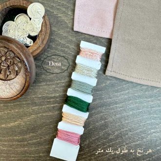 شش رنگ نخ به طول هر کدام یک متر به رنگ های صورتی ملایم متالیک ( زری دار ) نخ گلدوزی نقره ای متالیک ( زری دار ) دخ دمسه فرانسه سبز یشمی نخ کرم دمسه فرانسه نخ پنگوئن سبز صدری نخ صورتی چرک پنگوئن